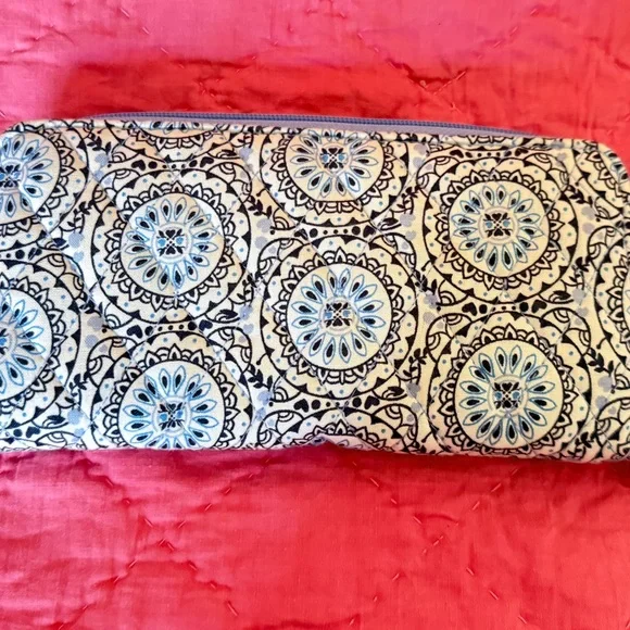 Vera Bradley Cream and Light Blue Medallion Zip-Around Wrist Wallet - Picture 3 of 4